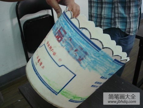 旧物利用手工制作：涂料桶做花筒