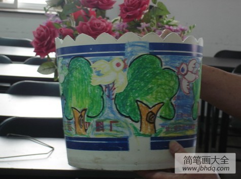 旧物利用手工制作：涂料桶做花筒
