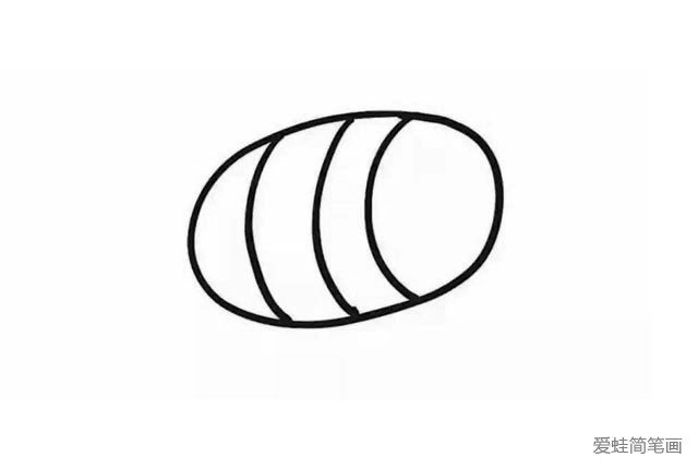 2.在椭圆形里， 画三条间隔大致相同的弧线， 要注意弧度的方向哦， 作为小蜜蜂的身体。