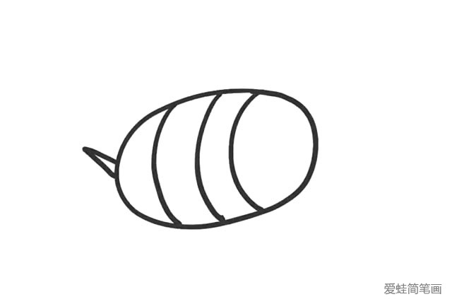 3.在椭圆形的左边， 画出一个小小的细长的三角形， 作为小蜜蜂的尾巴。